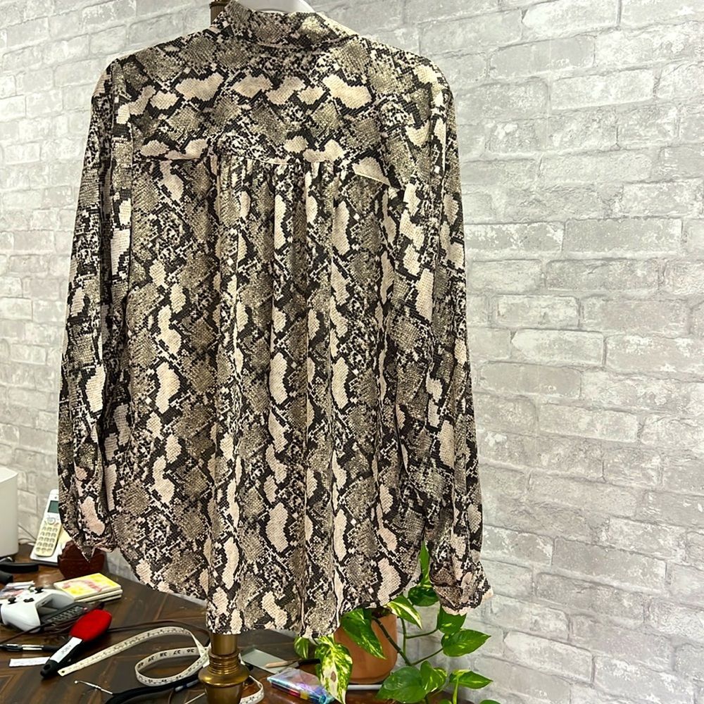 H & M python print button up blouse size 12 - Picture 12 of 13